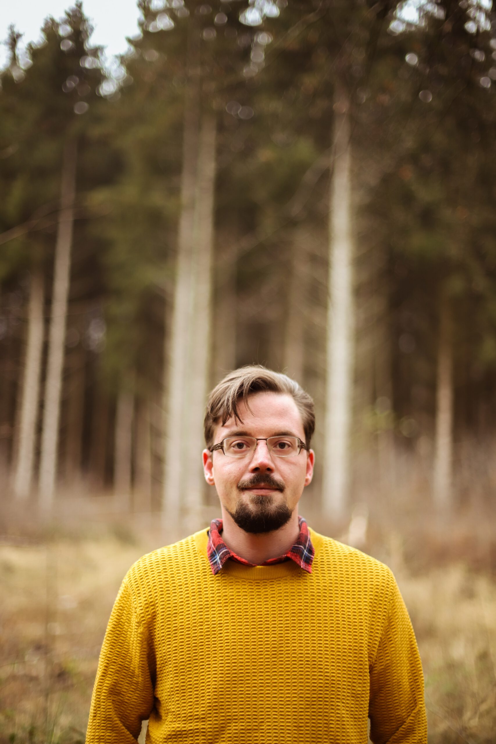 Portrait von einem Mann im Wald